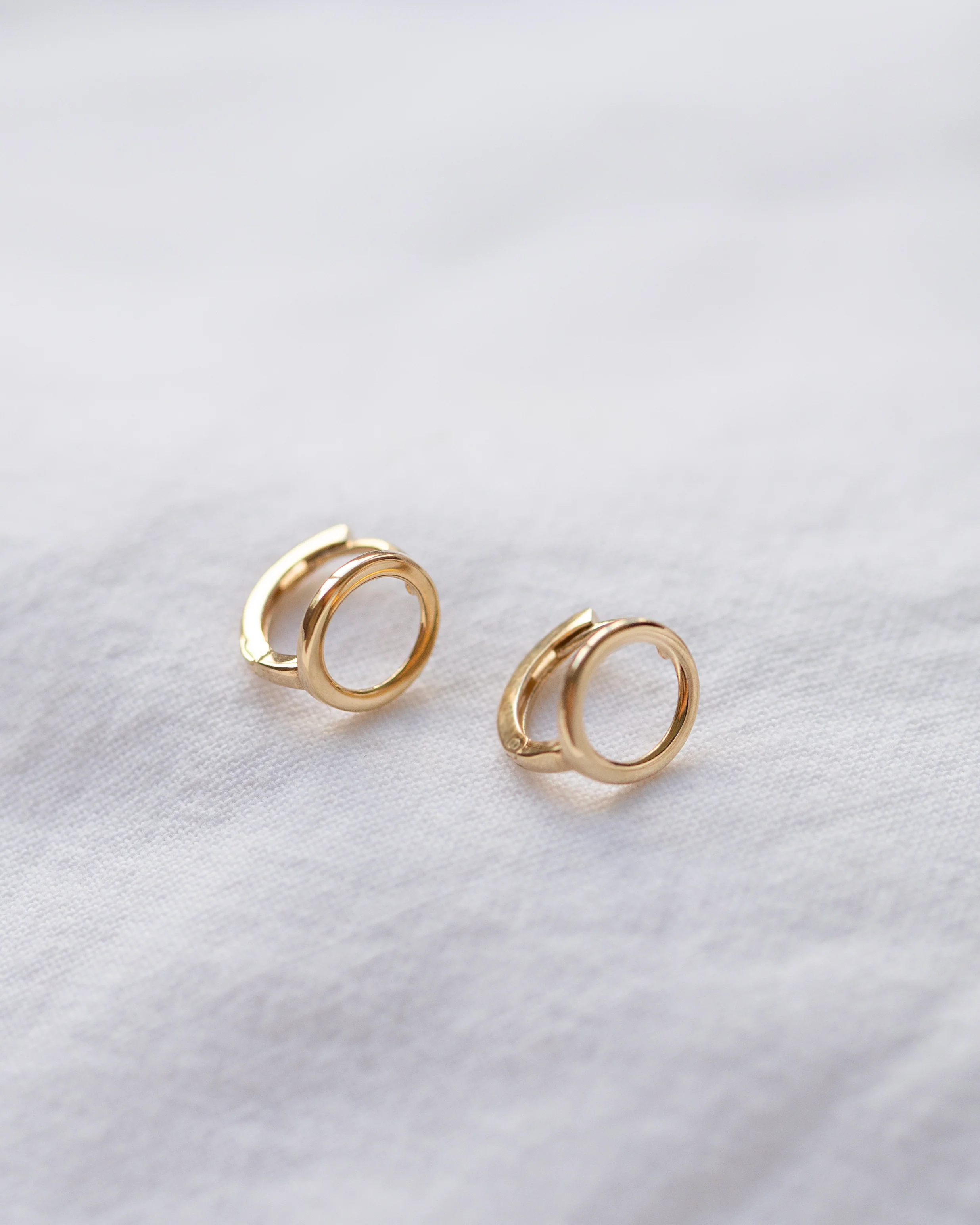 14k Gold Circle Hoop Earrings - Image 2