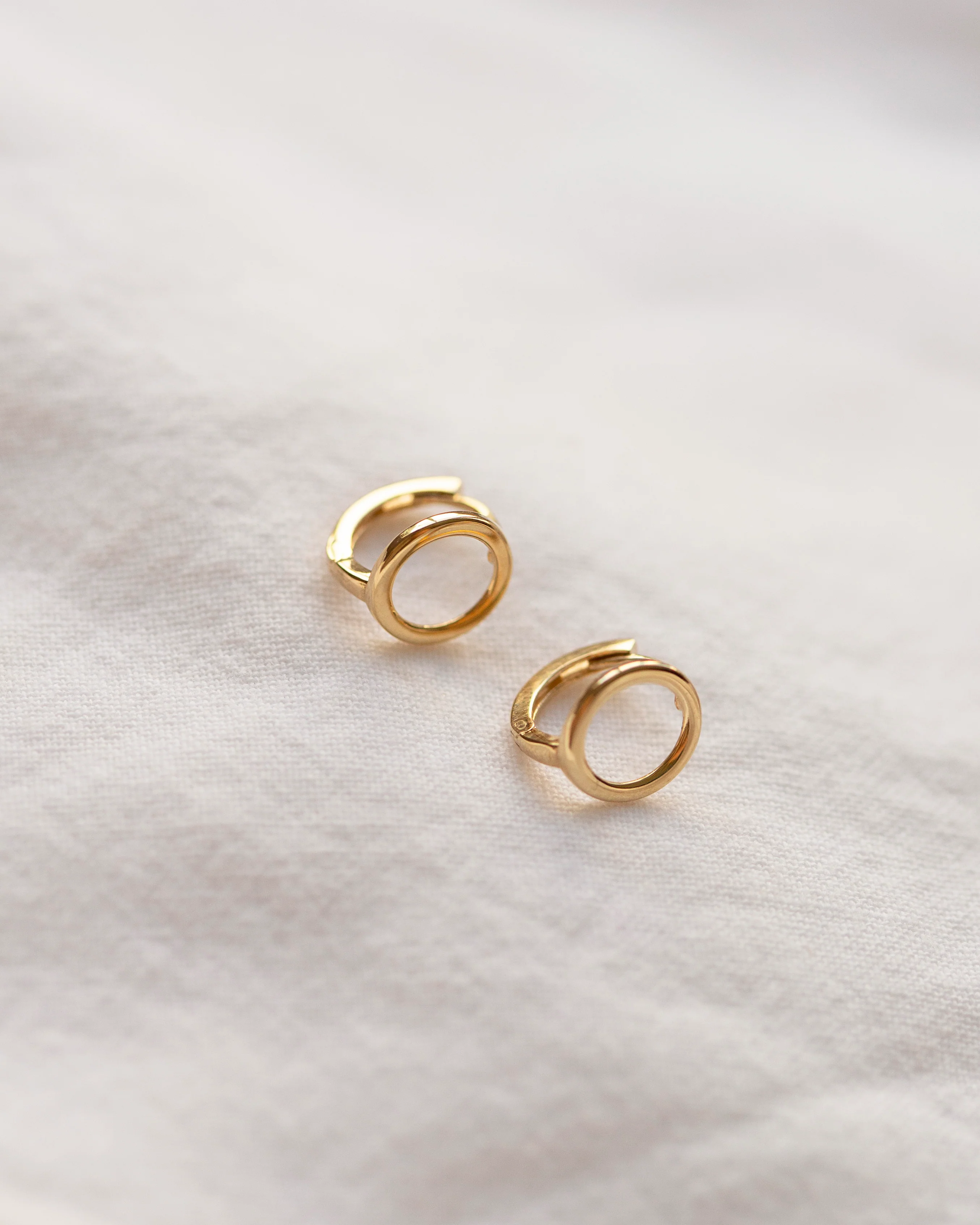 14k Gold Circle Hoop Earrings - Image 5